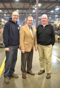 El Representante de EE.UU. Tim Walberg Visita Caster Concepts, Observa Señales De Una Economía En Mejoría