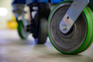 Cómo reducir las lesiones ergonómicas y aumentar la productividad con la rodaja industrial adecuada.